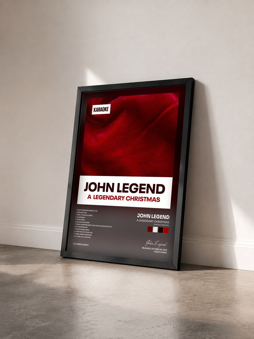 #noir A Legendary Christmas (Karaoke Versions) von John Legend als gerahmter Kunstdruck von schräg gesehen, schwarzer Rahmen