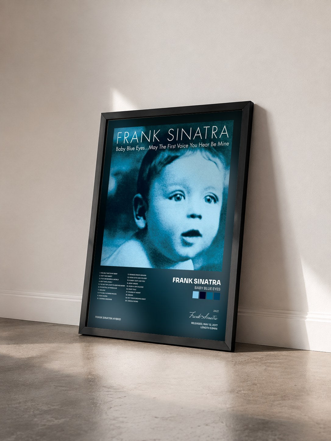 #noir Tableau de l'album Baby Blue Eyes de Frank Sinatra vu de trois quarts, cadre noir