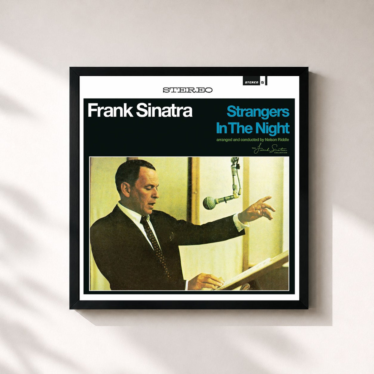 #noir Tableau carré de l'album Strangers In The Night (Expanded Edition) de Frank Sinatra, cadre noir 32x32 cm