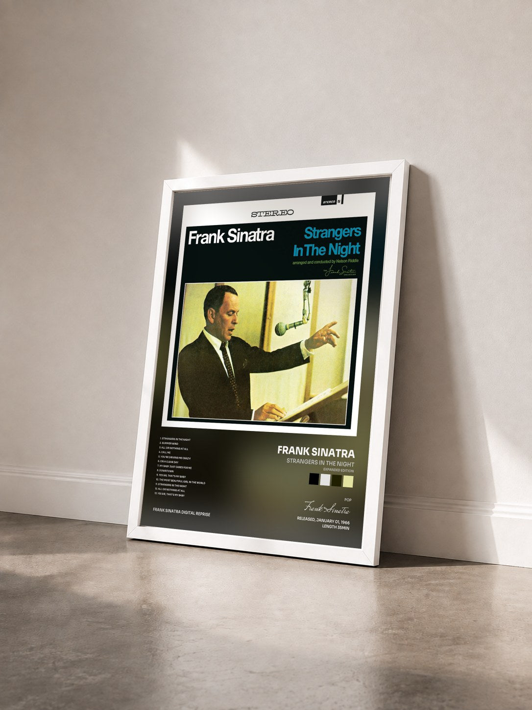 #blanc Tableau de l'album Strangers In The Night (Expanded Edition) de Frank Sinatra vu de trois quarts, cadre blanc