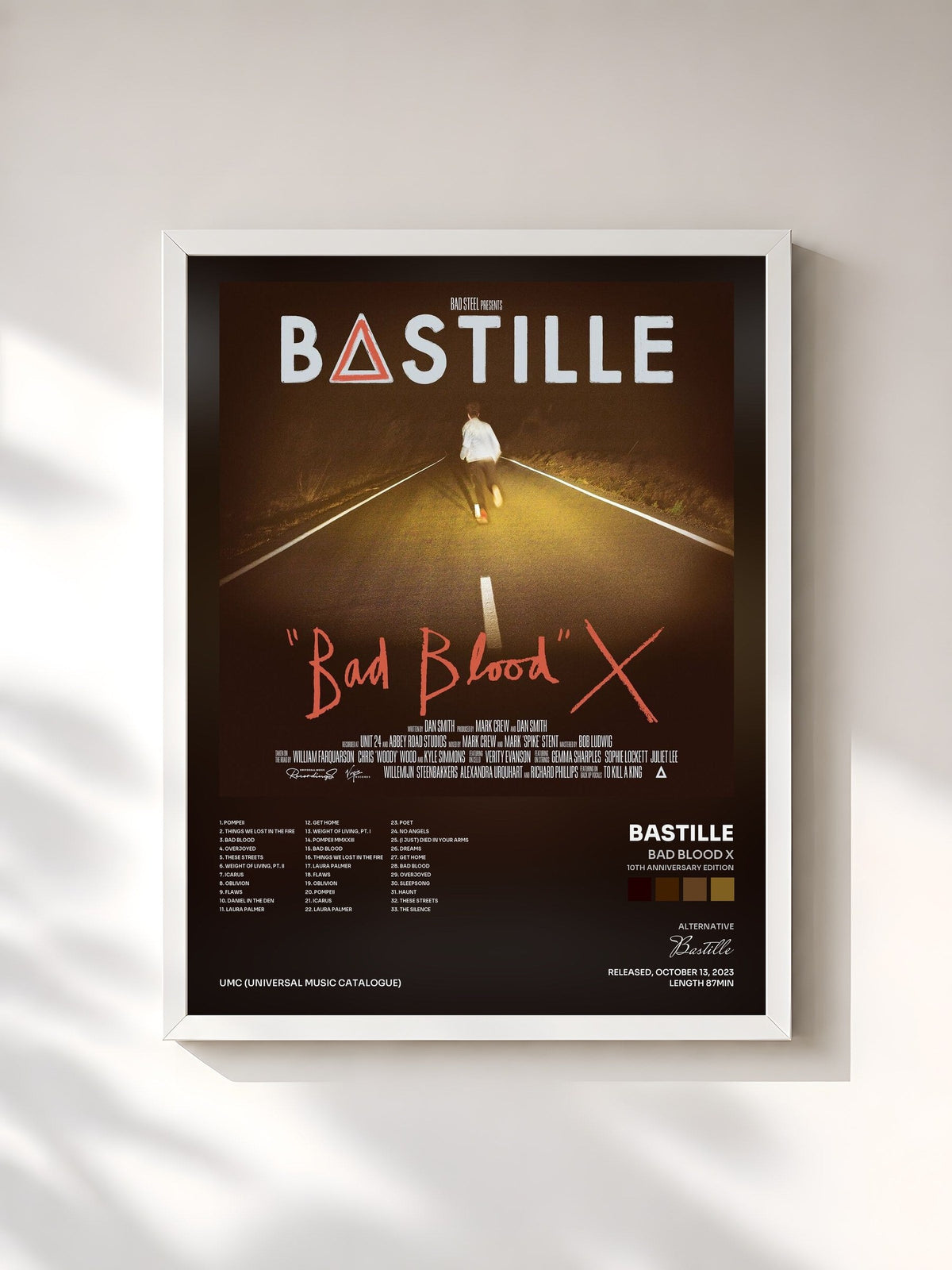 #blanc Bad Blood X (10th Anniversary Edition) von Bastille als gerahmter Kunstdruck, weißer Rahmen, gedruckt und gerahmt in Frankreich