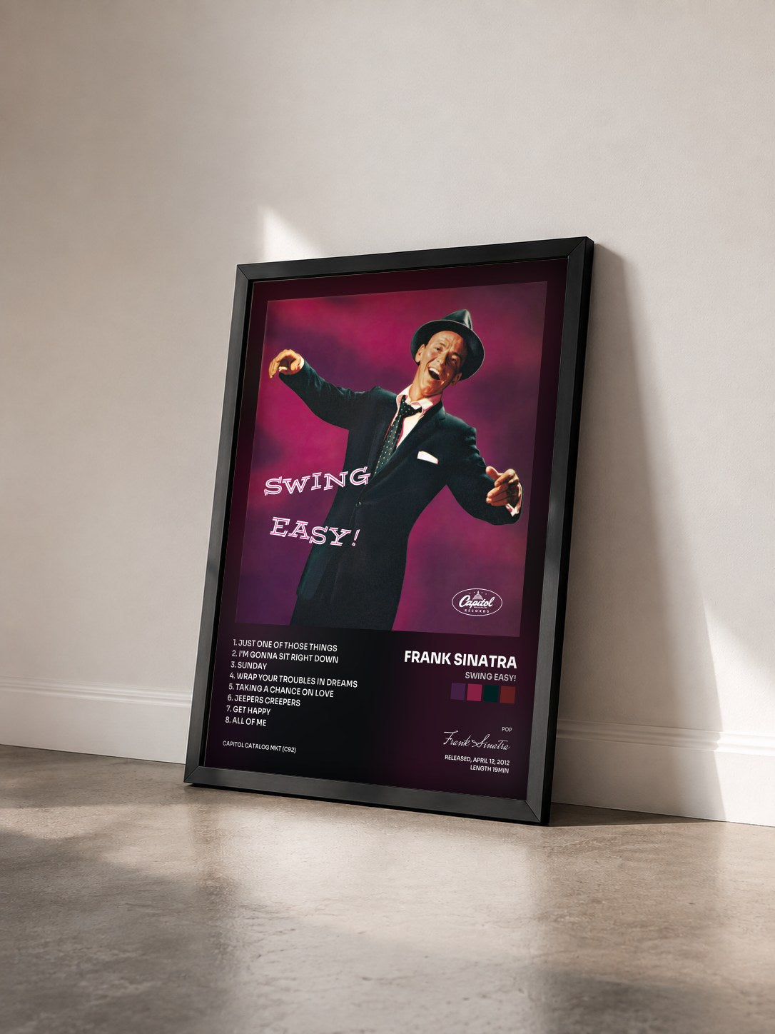 #noir Tableau de l'album Swing Easy! de Frank Sinatra vu de trois quarts, cadre noir