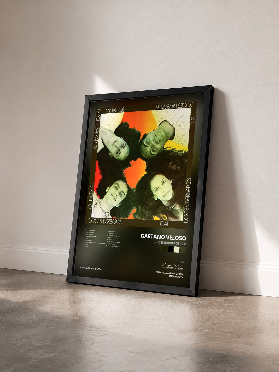 #noir Tableau de l'album Doces Barbaros 1 + 2 de Caetano Veloso vu de trois quarts, cadre noir