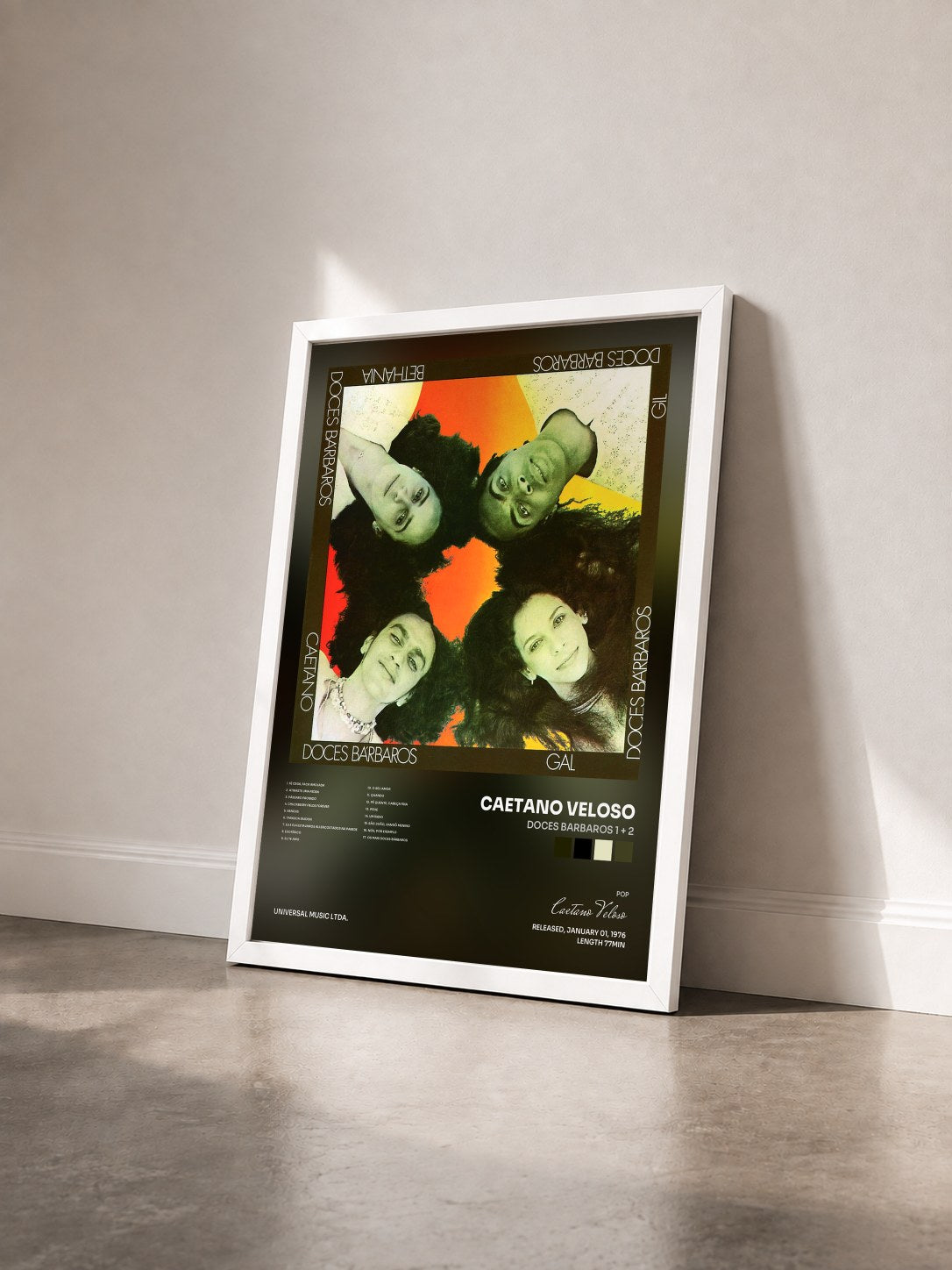 #blanc Tableau de l'album Doces Barbaros 1 + 2 de Caetano Veloso vu de trois quarts, cadre blanc