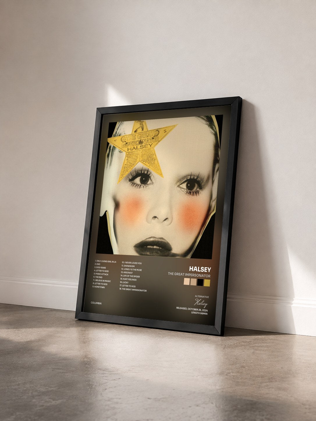 #noir Tableau de l'album The Great Impersonator de Halsey vu de trois quarts, cadre noir