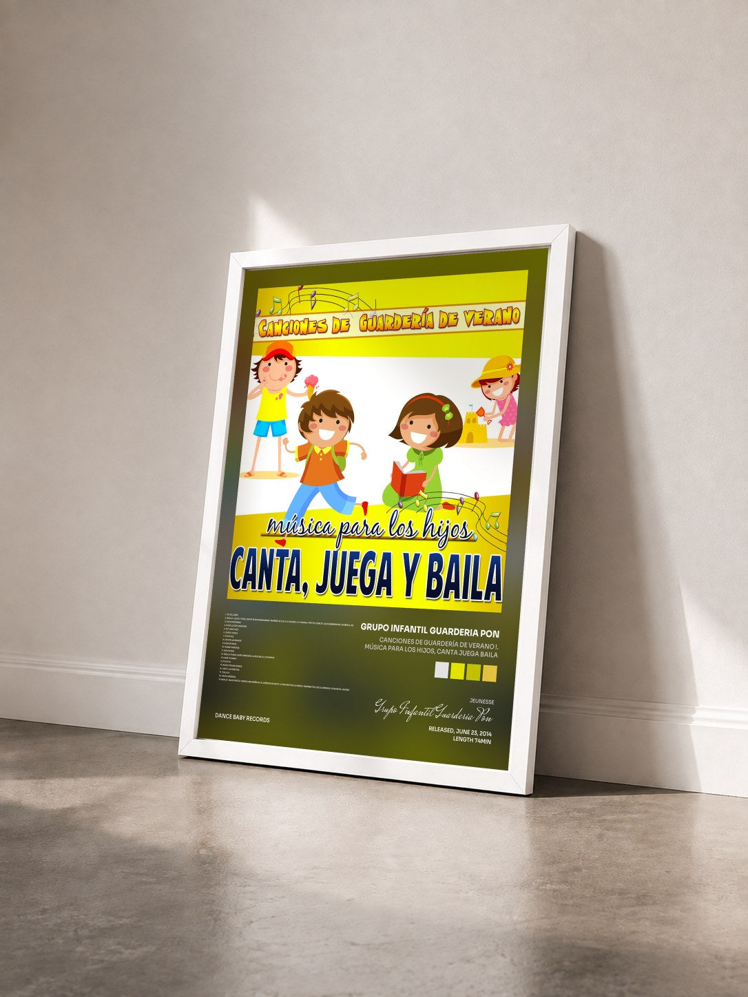 #blanc Tableau de l'album Canciones de Guardería de Verano !. Música para los Hijos, Canta Juega Baila de Grupo Infantil Guarderia Pon vu de trois quarts, cadre blanc