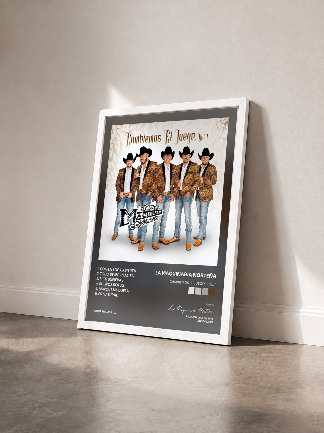 #blanc Tableau de l'album Cambiemos el Juego, Vol. 1 de La Maquinaria Norteña vu de trois quarts, cadre blanc
