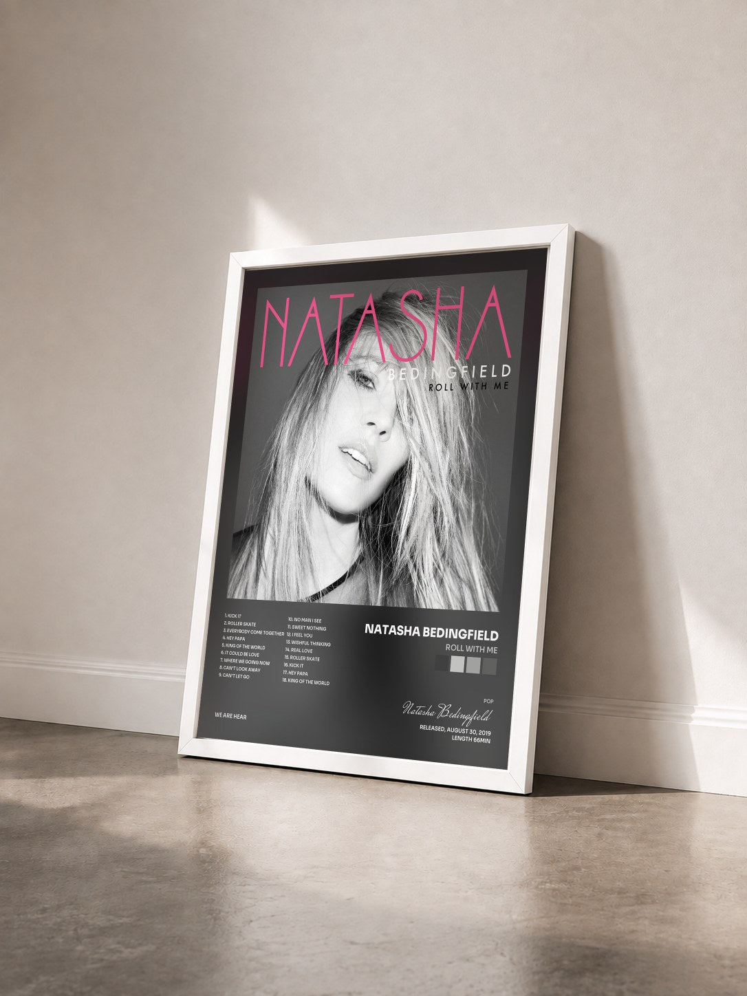 #blanc Tableau de l'album ROLL WITH ME de Natasha Bedingfield vu de trois quarts, cadre blanc