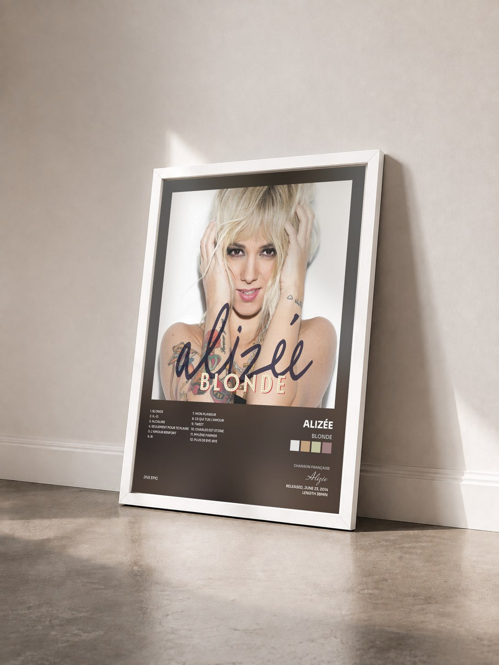 #blanc Blonde von Alizée als gerahmter Kunstdruck von schräg gesehen, weißer Rahmen
