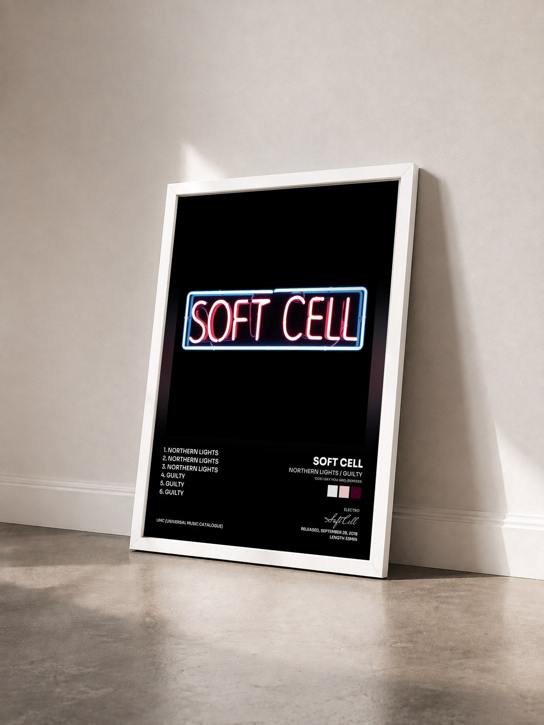 #blanc Northern Lights / Guilty (‘Cos I Say You Are) (Remixes) von Soft Cell als gerahmter Kunstdruck von schräg gesehen, weißer Rahmen