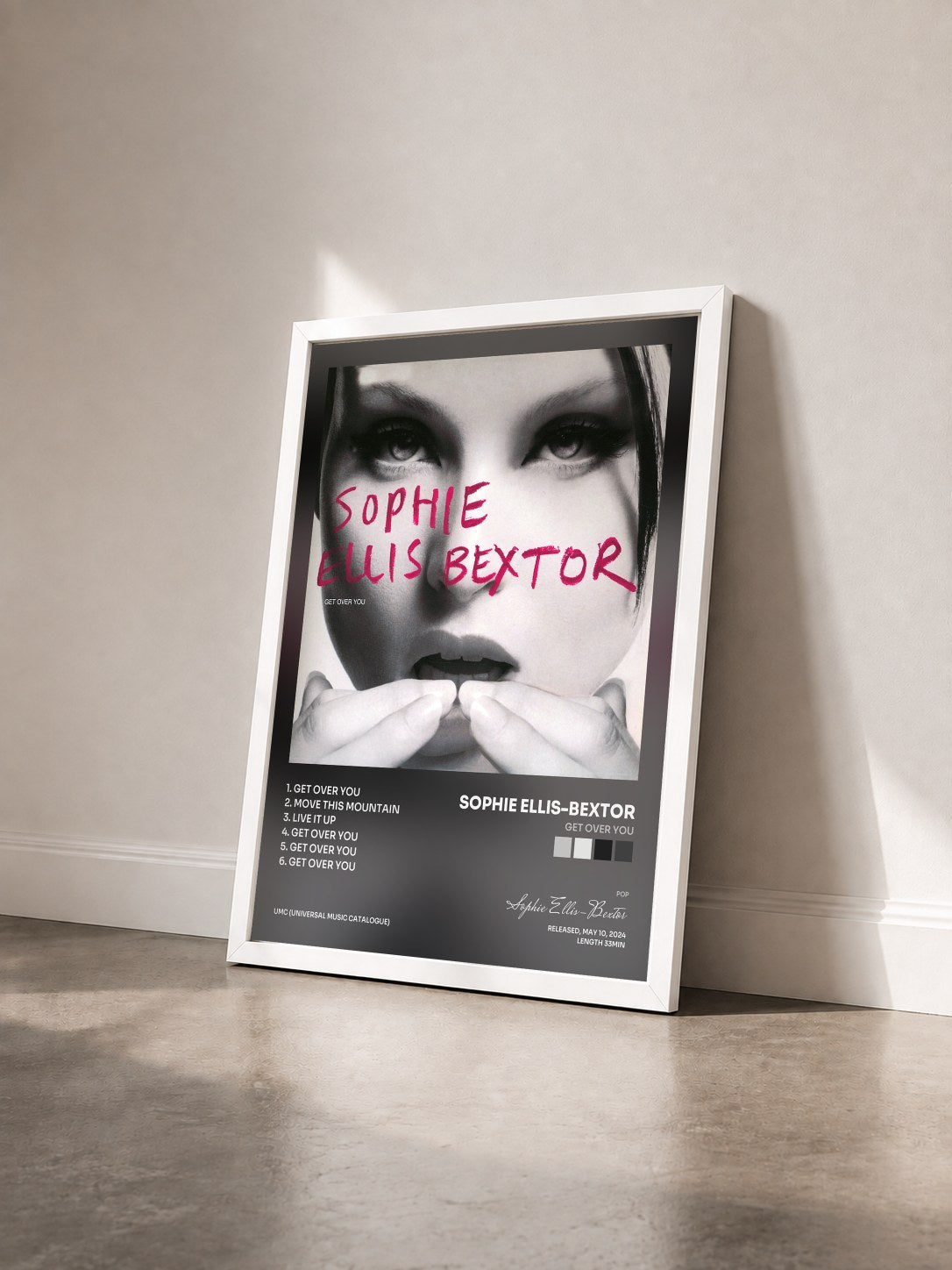 #blanc Tableau de l'album Get Over You de Sophie Ellis-Bextor vu de trois quarts, cadre blanc