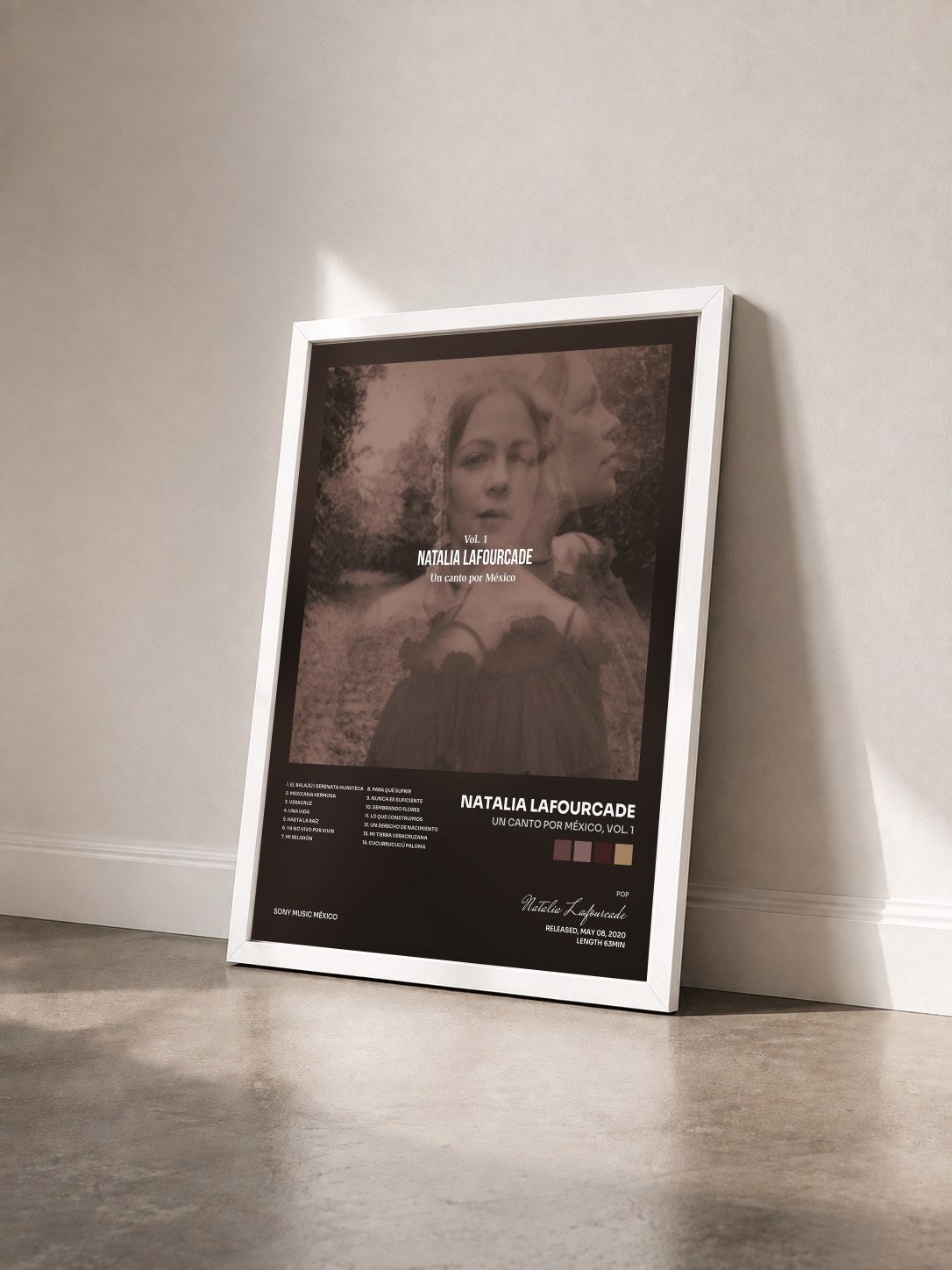 #blanc Tableau de l'album Un Canto por México, Vol. 1 de Natalia Lafourcade vu de trois quarts, cadre blanc