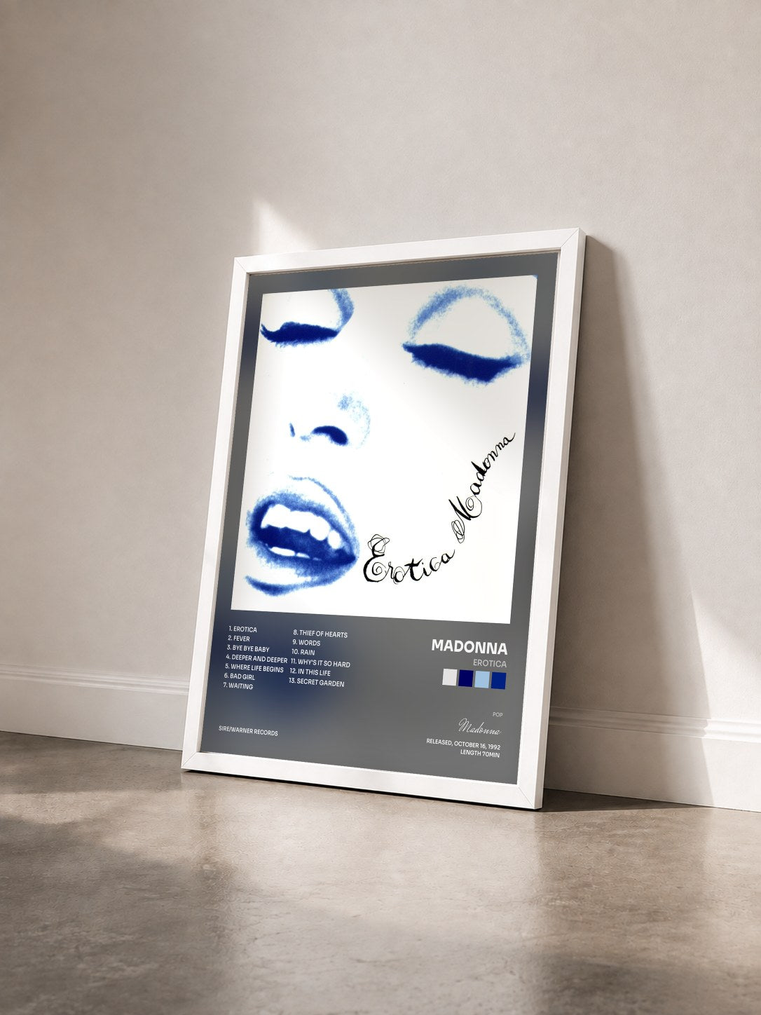 #blanc Tableau de l'album Erotica de Madonna vu de trois quarts, cadre blanc