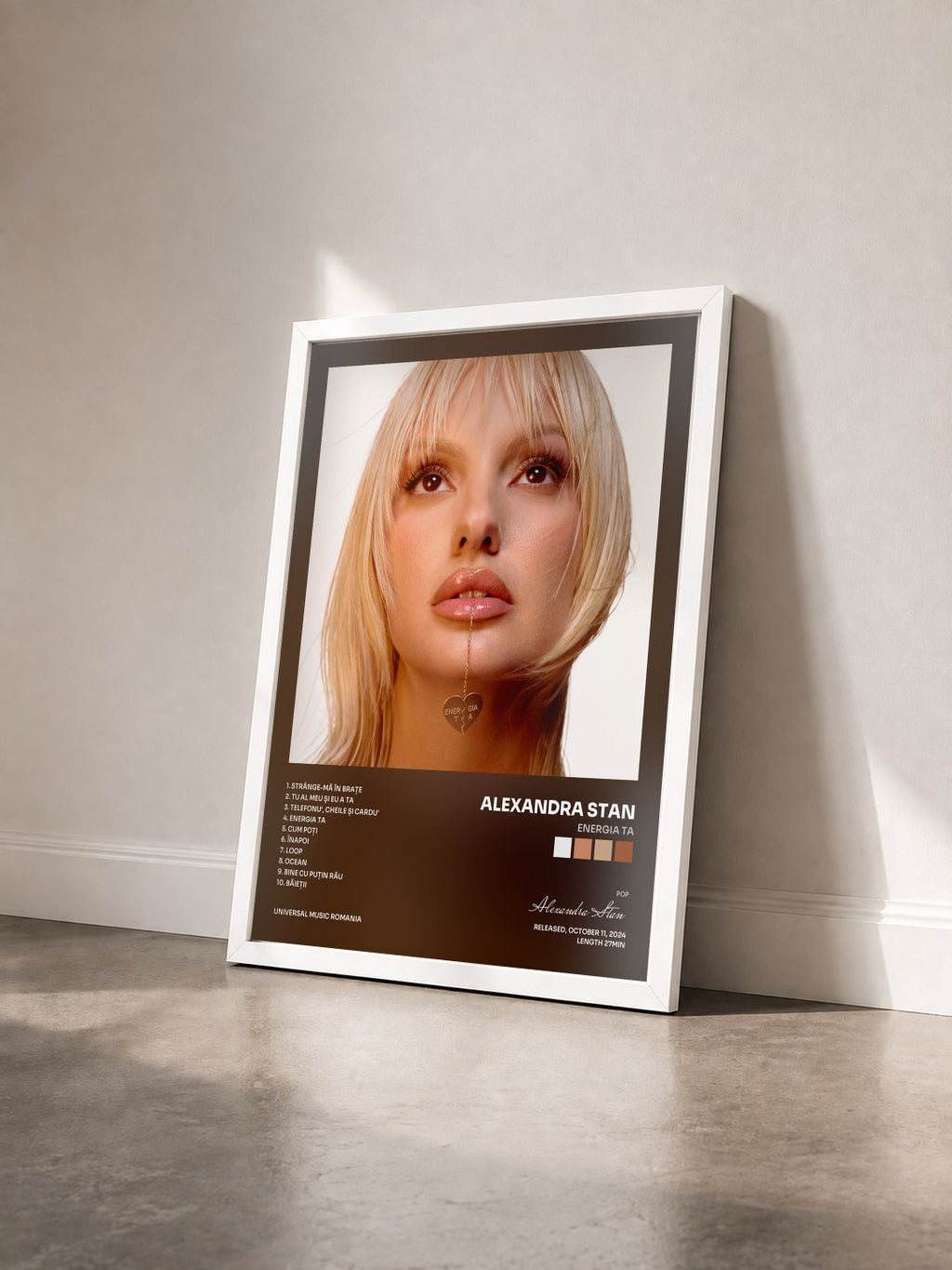 #blanc Tableau de l'album Energia ta de Alexandra Stan vu de trois quarts, cadre blanc