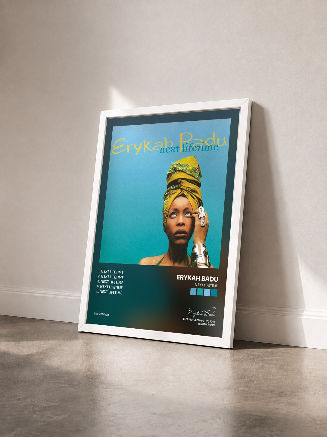 #blanc Next Lifetime de Erykah Badu en lámina enmarcada vista de tres cuartos, marco blanco