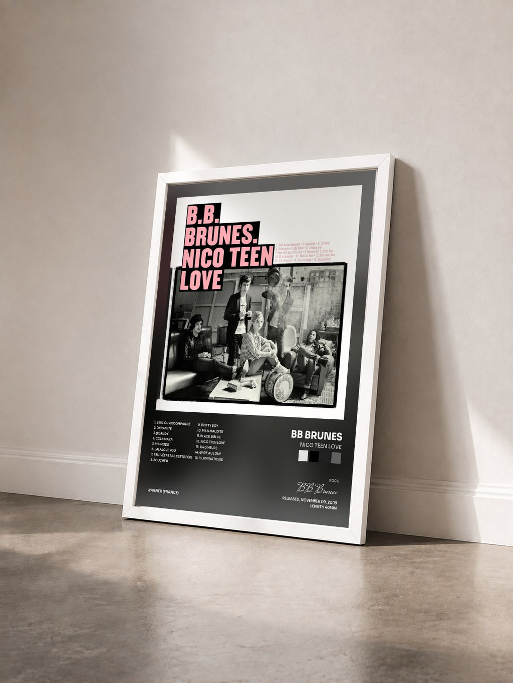 #blanc Nico Teen Love von BB Brunes als gerahmter Kunstdruck von schräg gesehen, weißer Rahmen