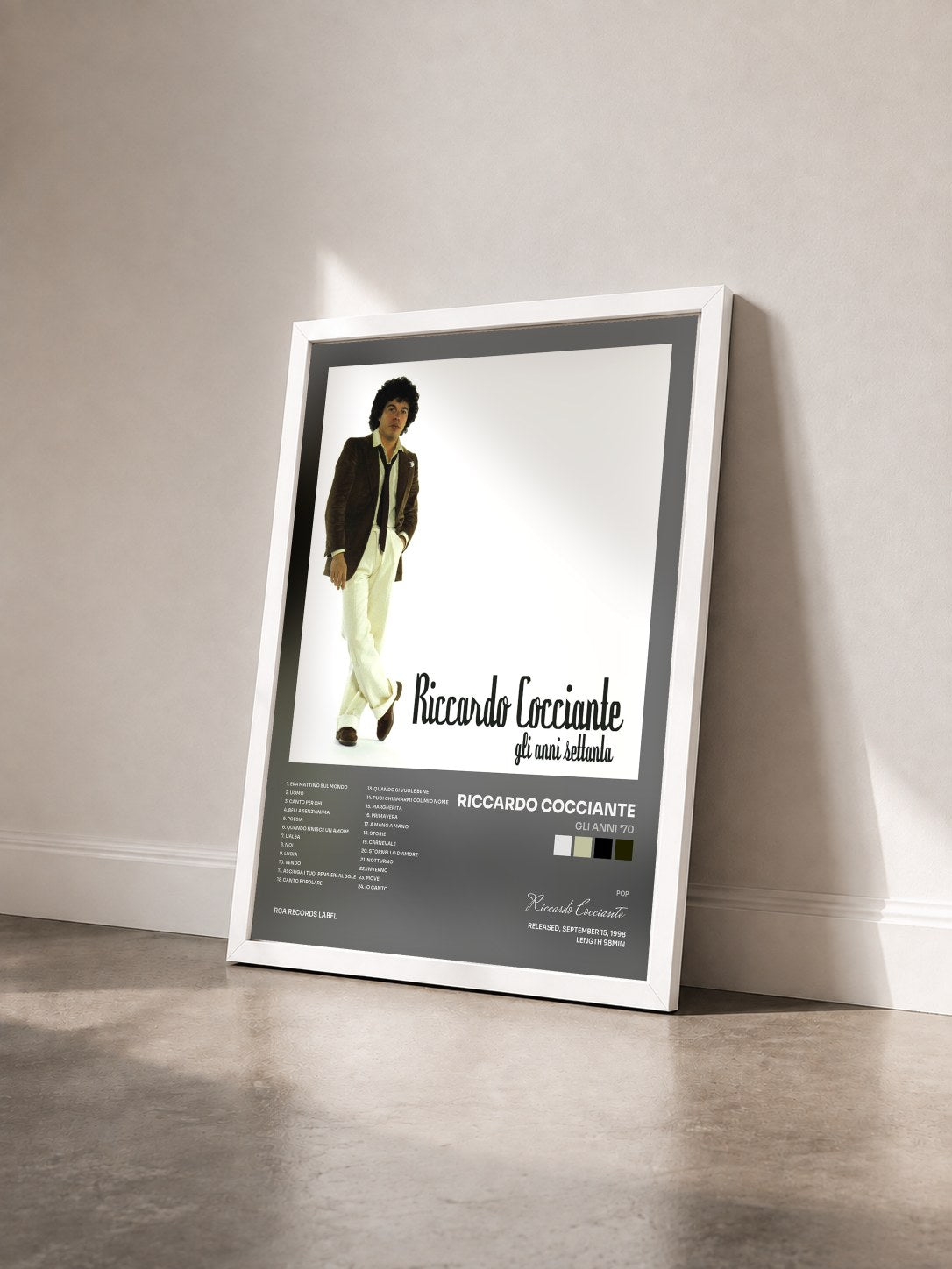 #blanc Tableau de l'album Gli Anni '70 de Riccardo Cocciante vu de trois quarts, cadre blanc