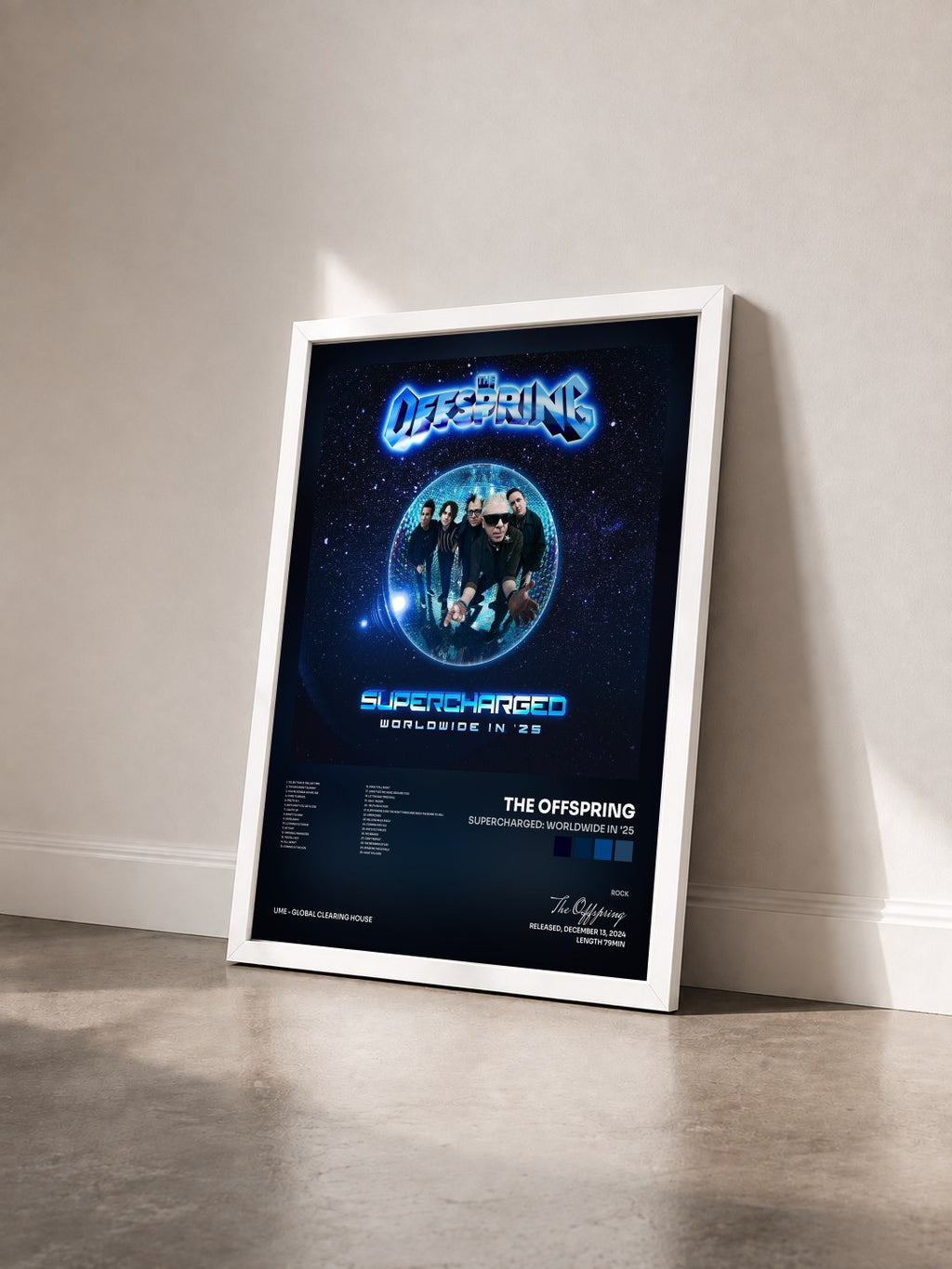 #blanc SUPERCHARGED: WORLDWIDE IN '25 de The Offspring en lámina enmarcada vista de tres cuartos, marco blanco