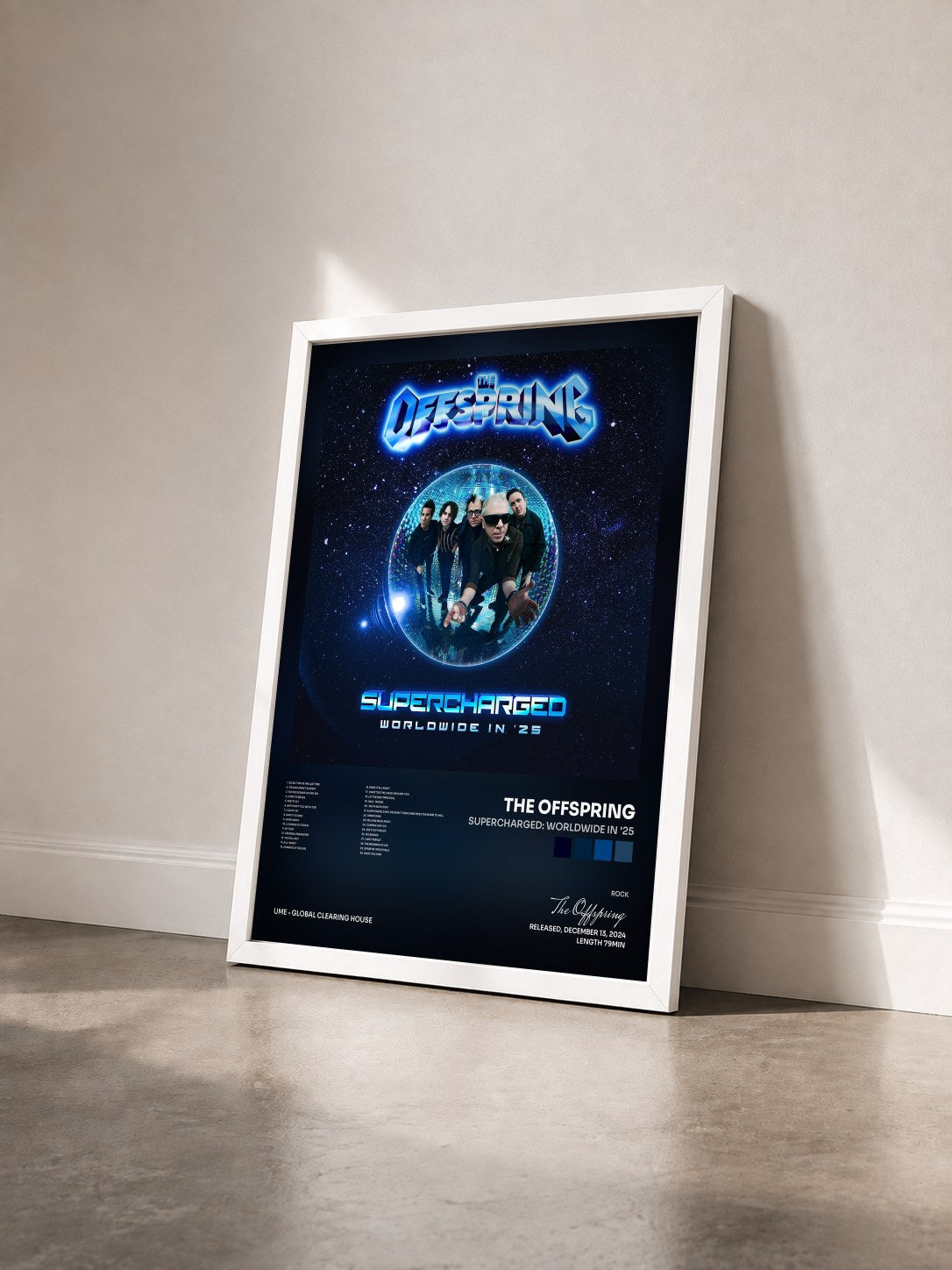 #blanc Tableau de l'album SUPERCHARGED: WORLDWIDE IN '25 de The Offspring vu de trois quarts, cadre blanc