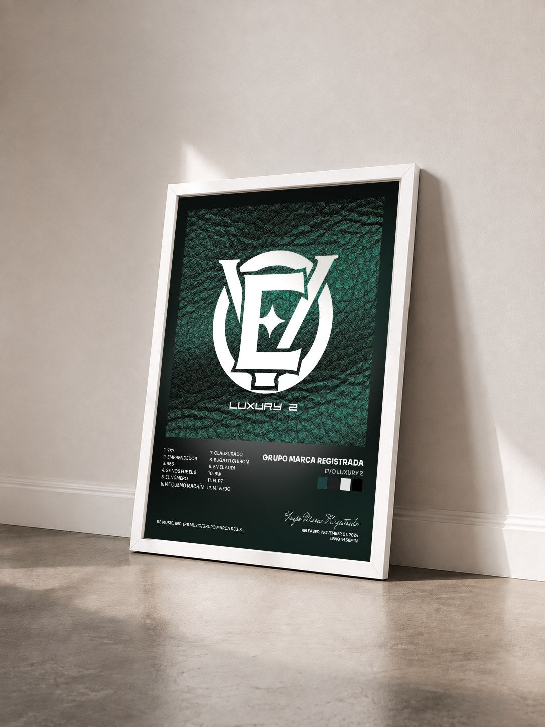 #blanc Tableau de l'album EVO LUXURY 2 de Grupo Marca Registrada vu de trois quarts, cadre blanc