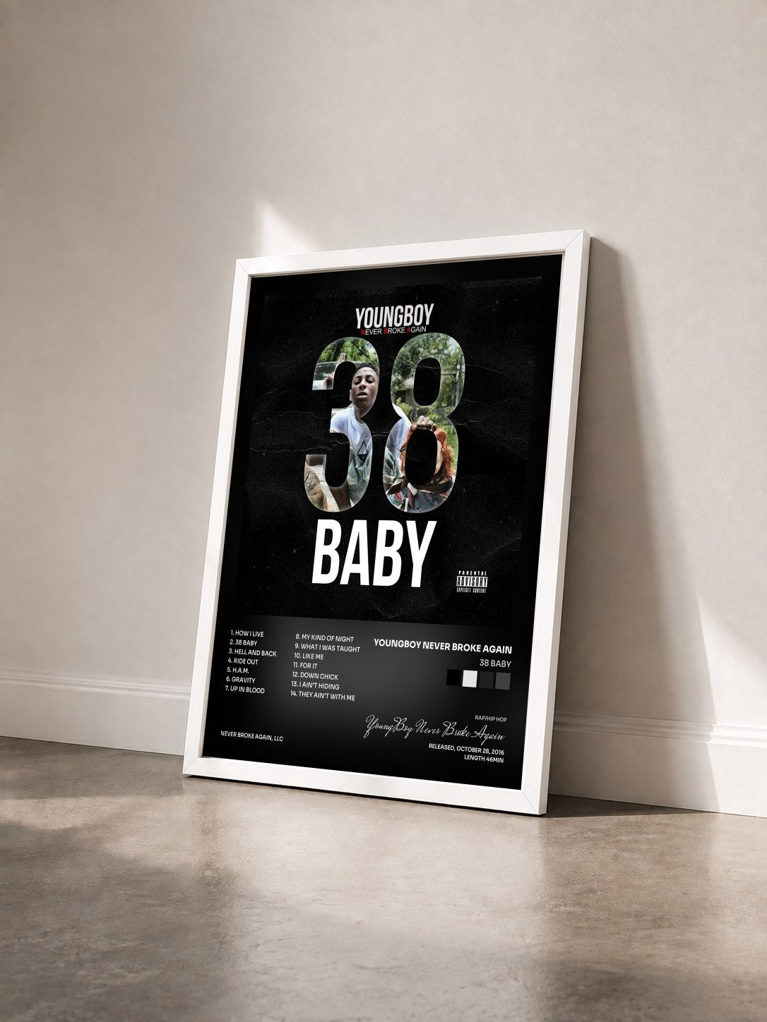 #blanc 38 Baby di YoungBoy Never Broke Again in stampa incorniciata vista di tre quarti, cornice bianca