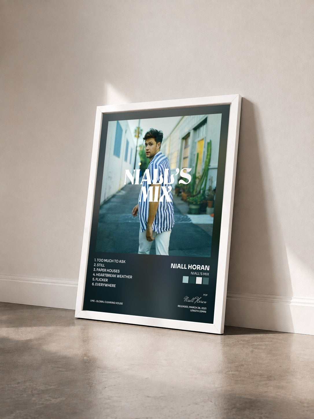 #blanc Niall's Mix von Niall Horan als gerahmter Kunstdruck von schräg gesehen, weißer Rahmen