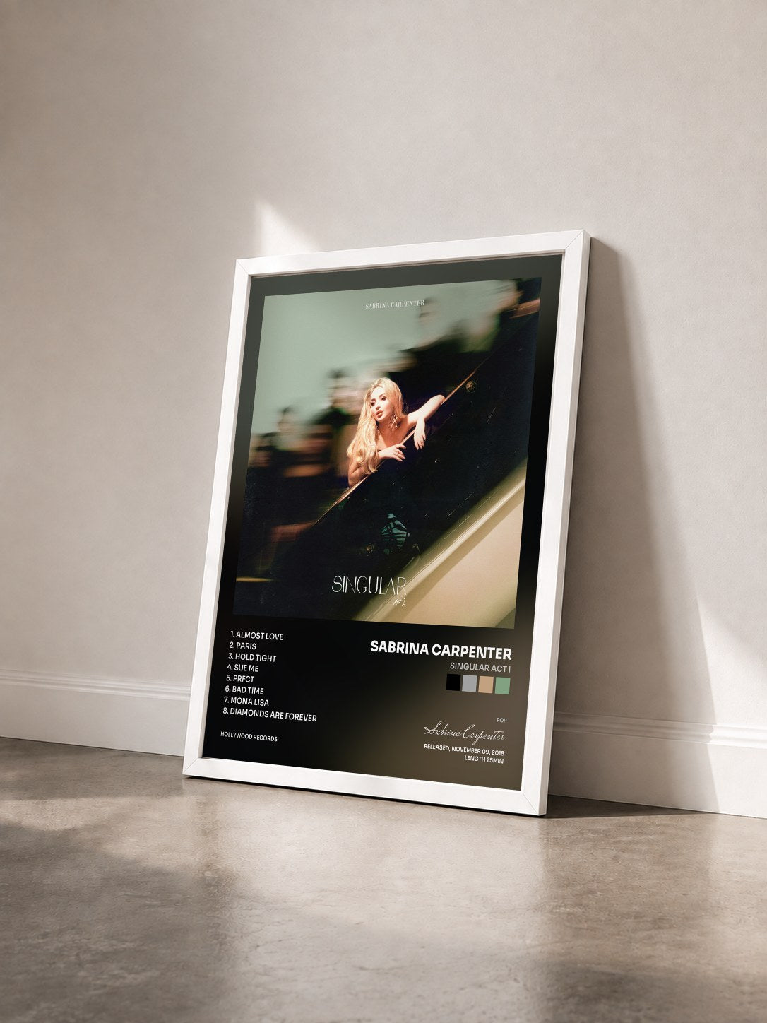 #blanc Tableau de l'album Singular Act I de Sabrina Carpenter vu de trois quarts, cadre blanc