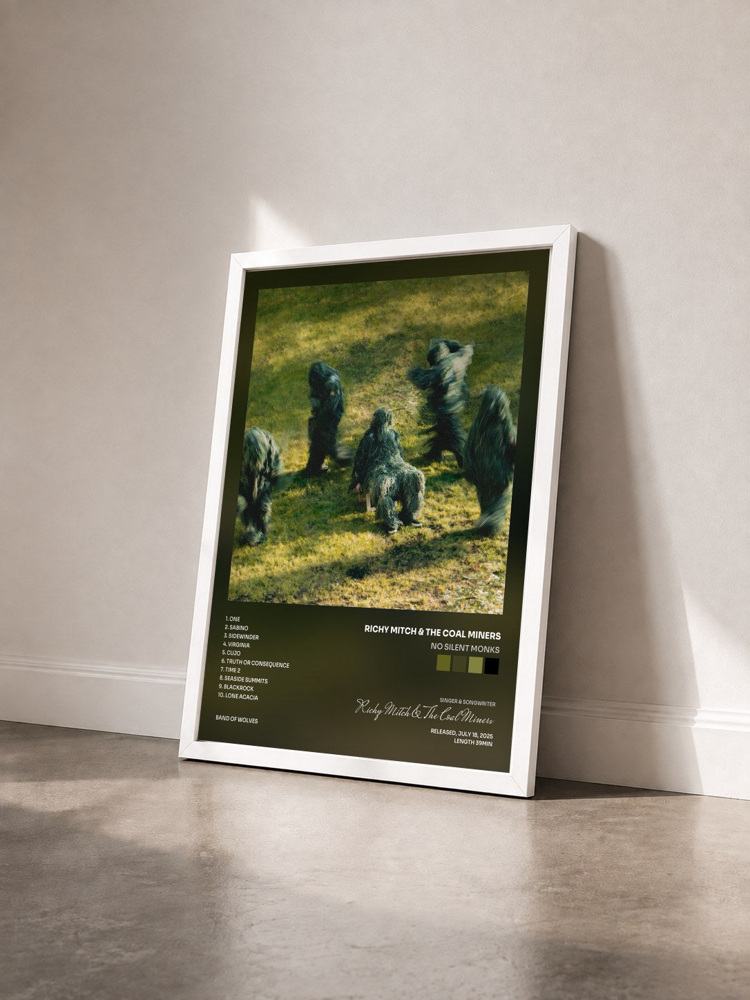 #blanc Tableau de l'album No Silent Monks de Richy Mitch & The Coal Miners vu de trois quarts, cadre blanc