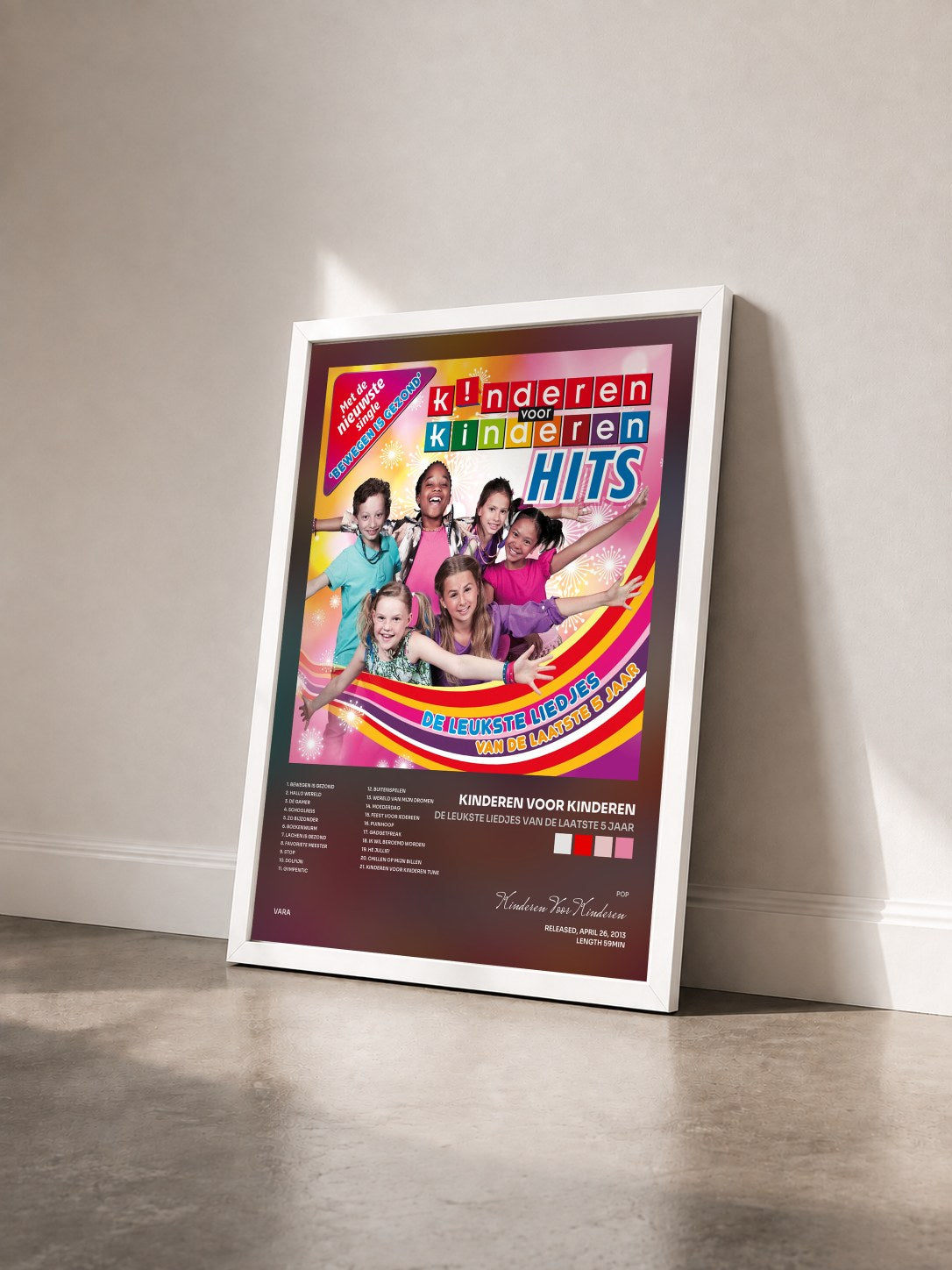 #blanc Tableau de l'album De Leukste Liedjes Van De Laatste 5 Jaar de Kinderen Voor Kinderen vu de trois quarts, cadre blanc