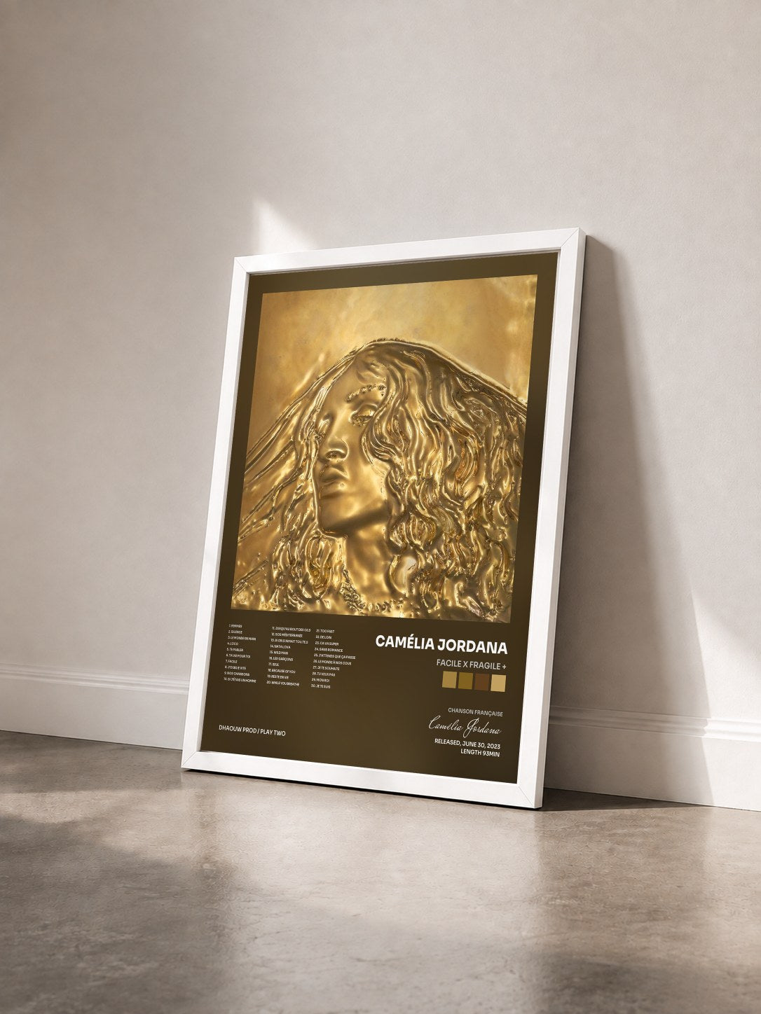#blanc Tableau de l'album facile x fragile + de Camélia Jordana vu de trois quarts, cadre blanc