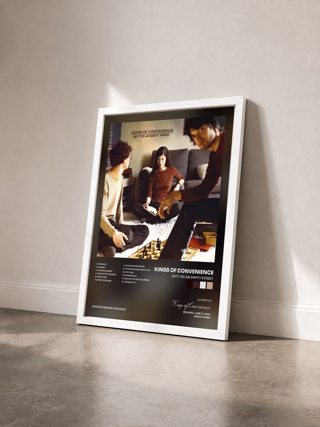 #blanc Tableau de l'album Riot On An Empty Street de Kings of Convenience vu de trois quarts, cadre blanc