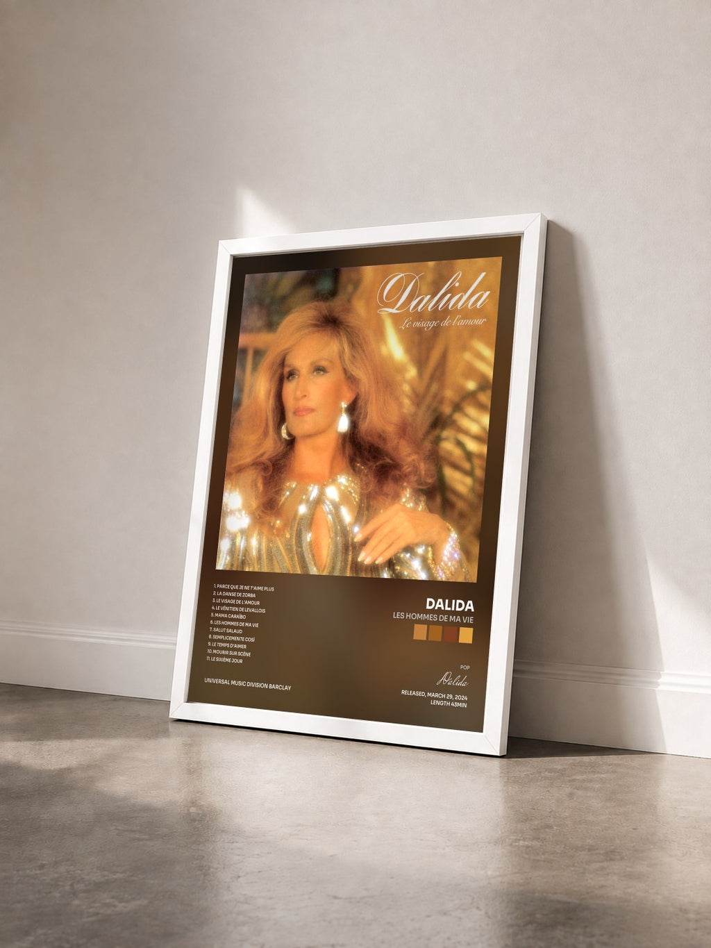 #blanc Les hommes di ma vie de Dalida in stampa incorniciata vista di tre quarti, cornice bianca