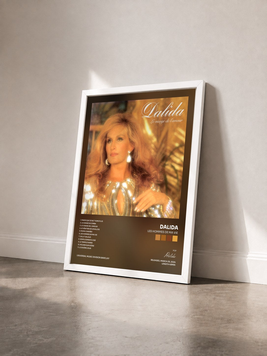 #blanc Les hommes di ma vie de Dalida in stampa incorniciata vista di tre quarti, cornice bianca