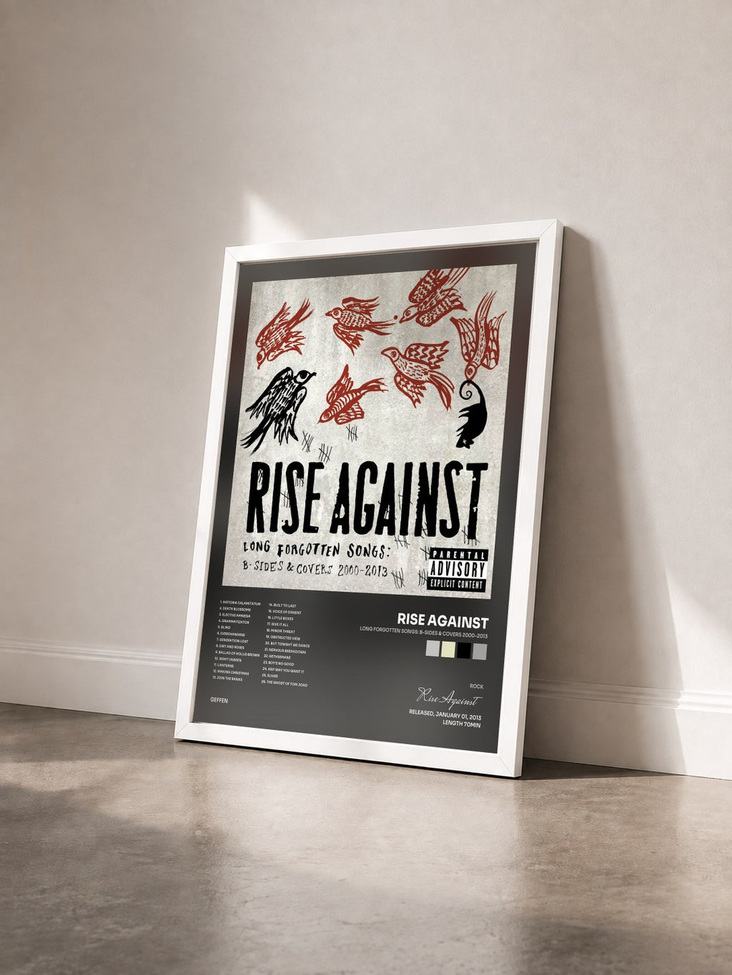 #blanc Long Forgotten Songs: B-Sides & Covers 2000-2013 von Rise Against als gerahmter Kunstdruck von schräg gesehen, weißer Rahmen
