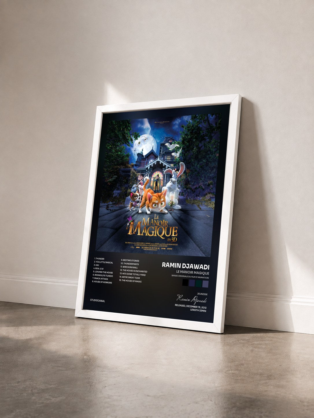 #blanc Tableau de l'album Le Manoir Magique (Bande originale du film d'animation) de Ramin Djawadi vu de trois quarts, cadre blanc