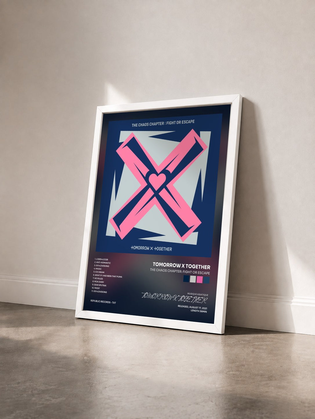 #blanc The Chaos Chapter: FIGHT OR ESCAPE von TOMORROW X TOGETHER als gerahmter Kunstdruck von schräg gesehen, weißer Rahmen