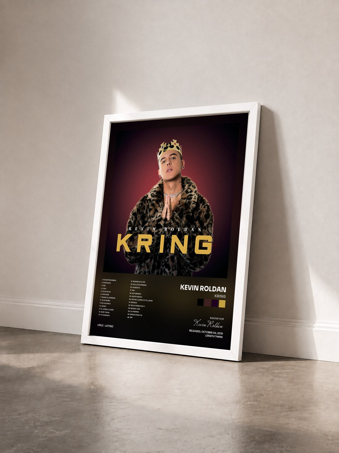 #blanc Tableau de l'album KrING de Kevin Roldan vu de trois quarts, cadre blanc