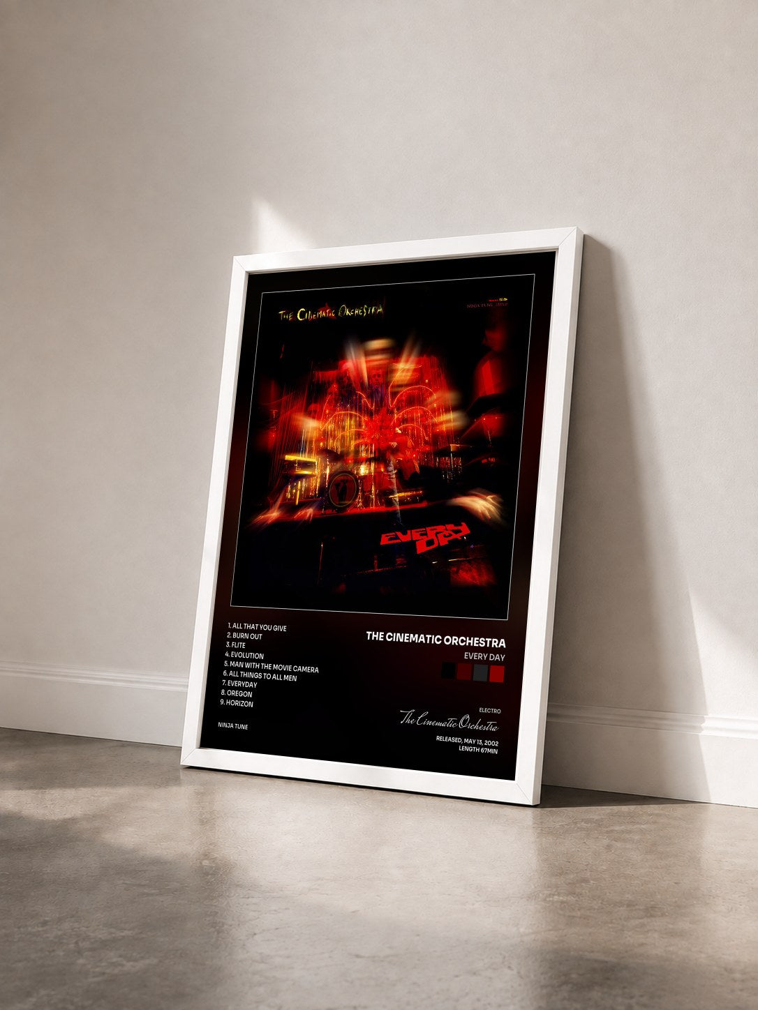 #blanc Tableau de l'album Every Day de The Cinematic Orchestra vu de trois quarts, cadre blanc
