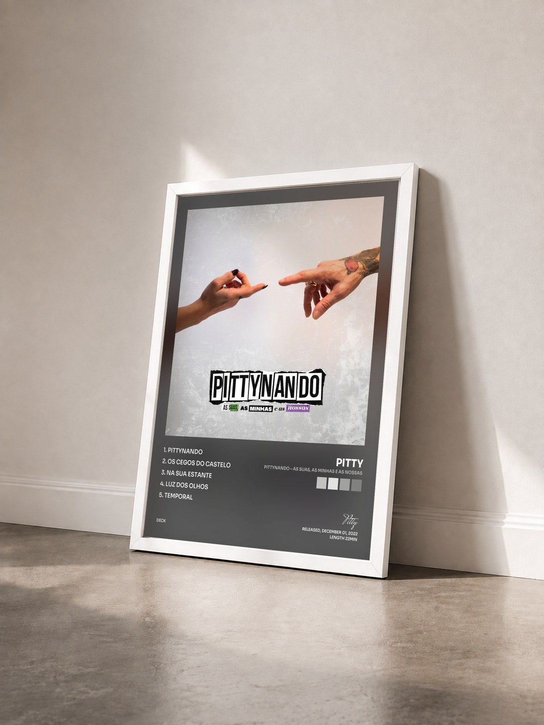 #blanc Tableau de l'album PITTYNANDO – As Suas, As Minhas e As Nossas de Pitty vu de trois quarts, cadre blanc
