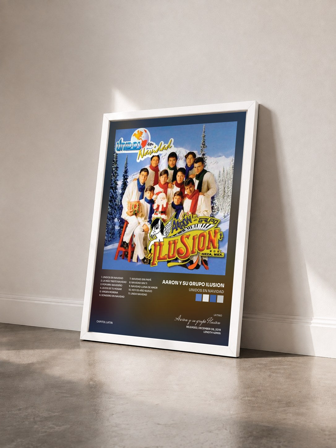 #blanc Tableau de l'album Unidos En Navidad de Aaron y su grupo Ilusion vu de trois quarts, cadre blanc