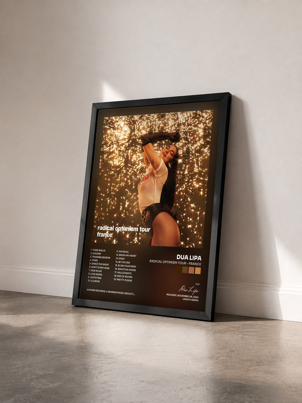#noir Radical Optimism Tour - France di Dua Lipa in stampa incorniciata vista di tre quarti, cornice nera