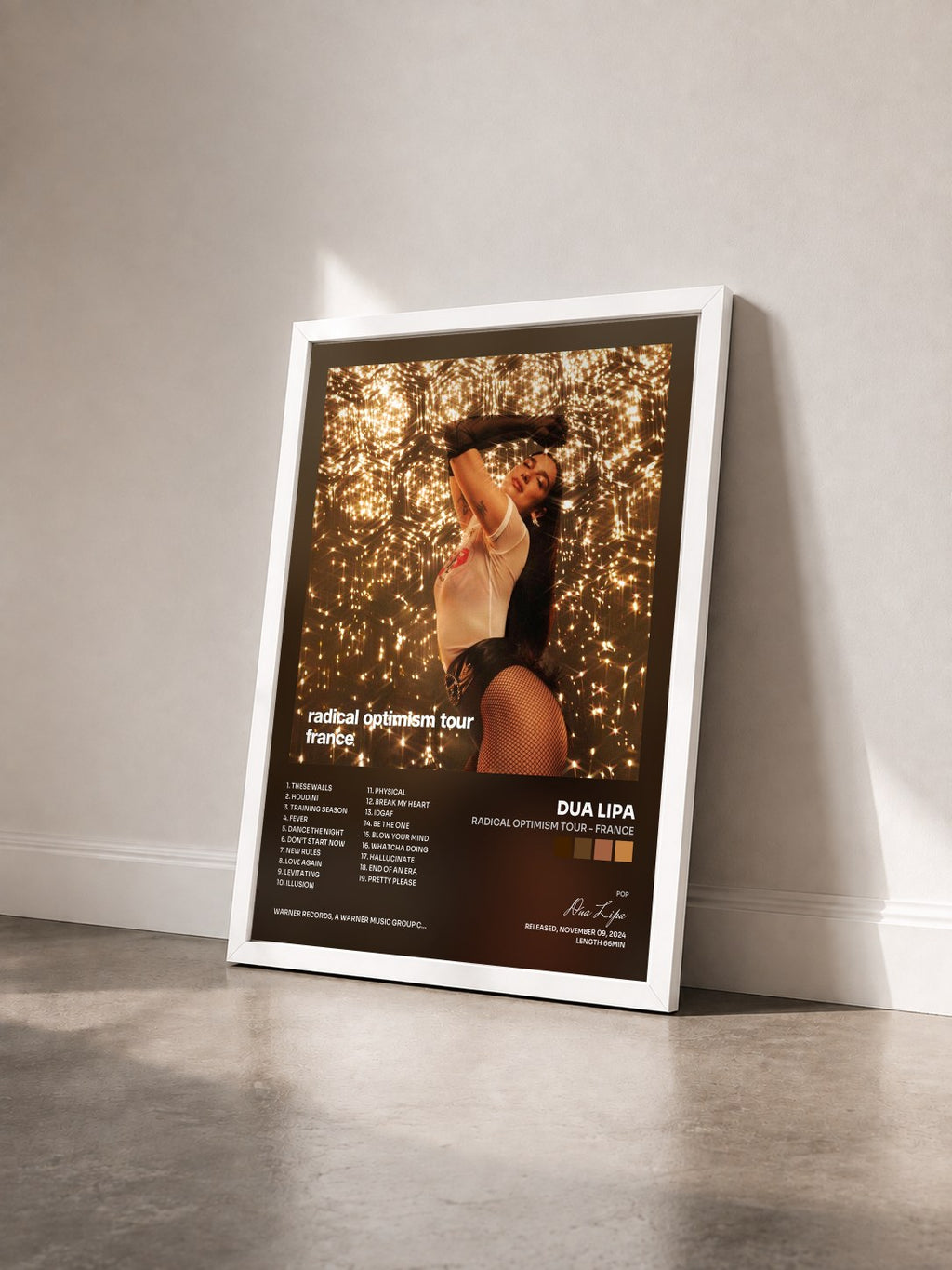#blanc Radical Optimism Tour - France di Dua Lipa in stampa incorniciata vista di tre quarti, cornice bianca