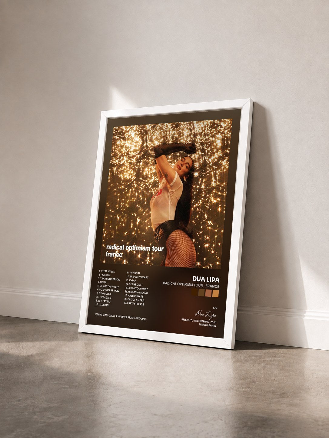 #blanc Tableau de l'album Radical Optimism Tour - France de Dua Lipa vu de trois quarts, cadre blanc