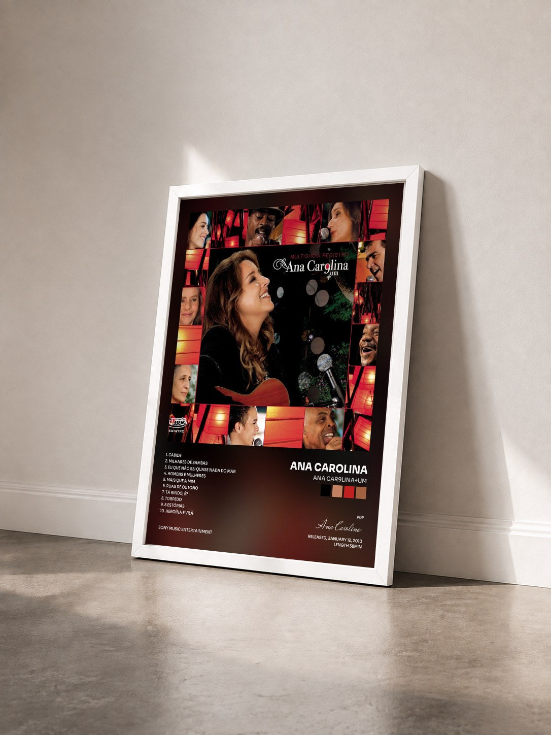 #blanc Tableau de l'album Ana Car9lina+um de Ana Carolina vu de trois quarts, cadre blanc