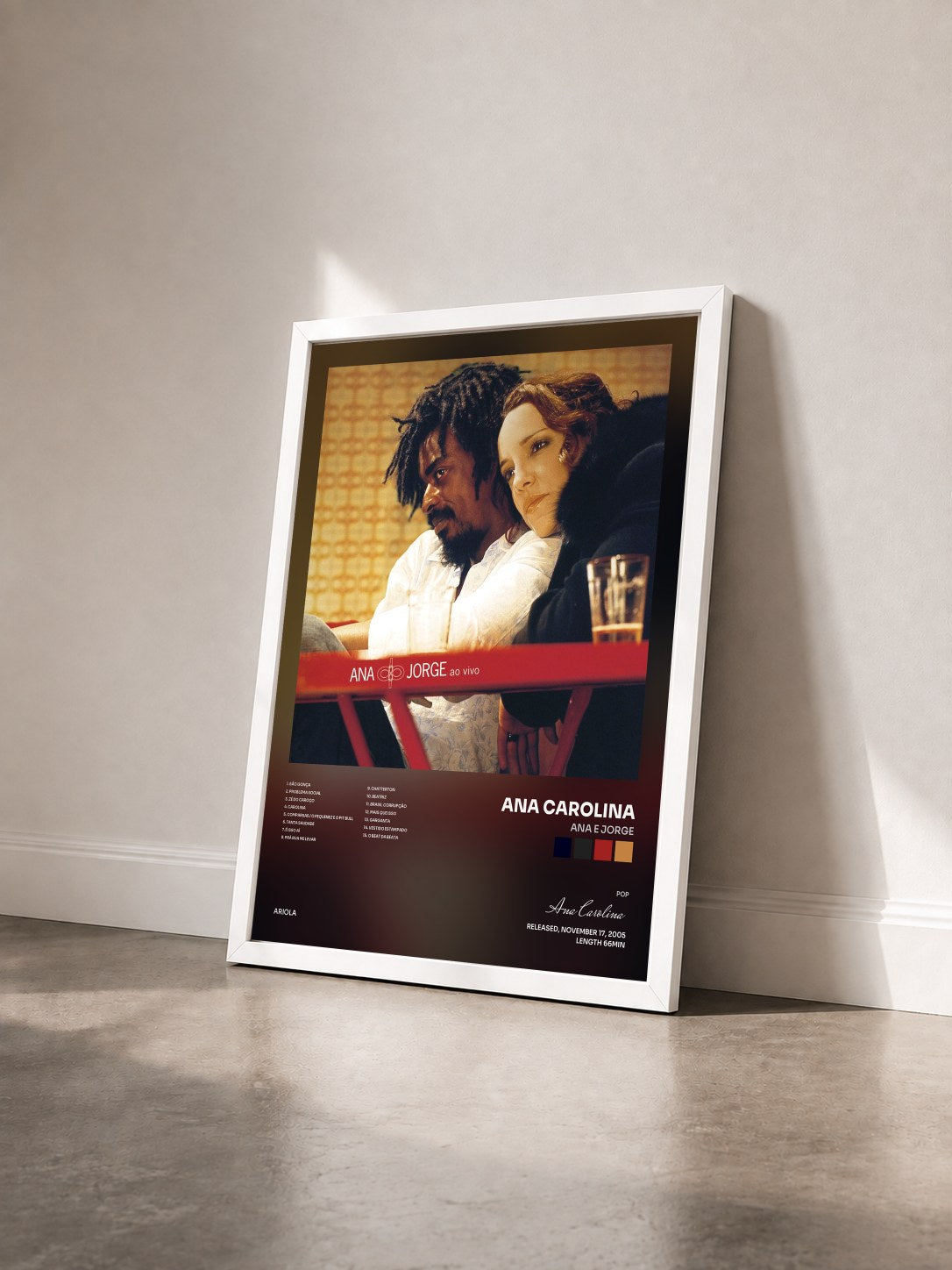 #blanc Tableau de l'album Ana E Jorge de Ana Carolina vu de trois quarts, cadre blanc