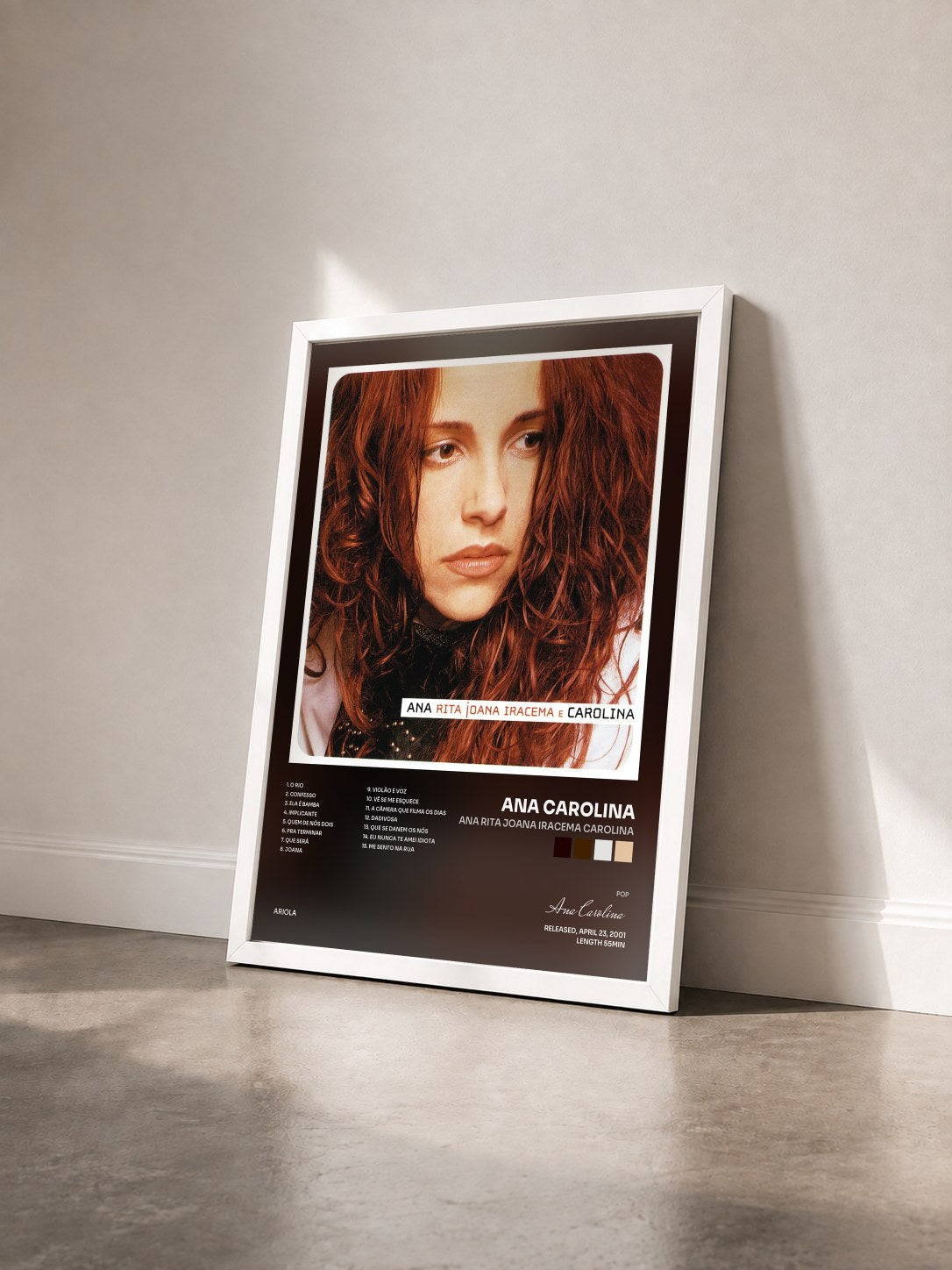 #blanc Tableau de l'album Ana Rita Joana Iracema Carolina de Ana Carolina vu de trois quarts, cadre blanc