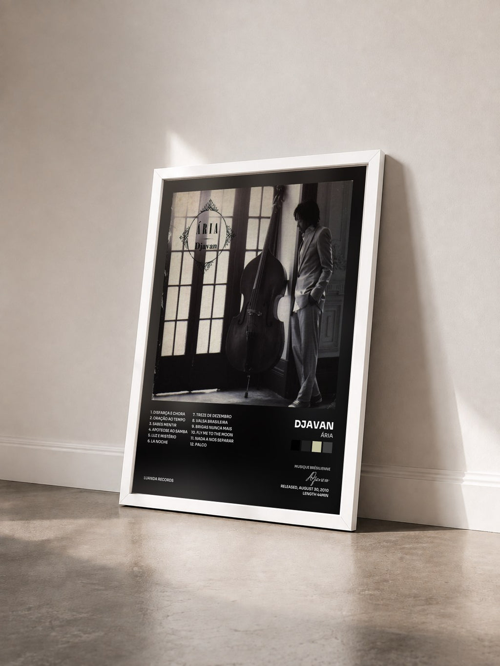 #blanc Tableau de l'album Ária de Djavan vu de trois quarts, cadre blanc