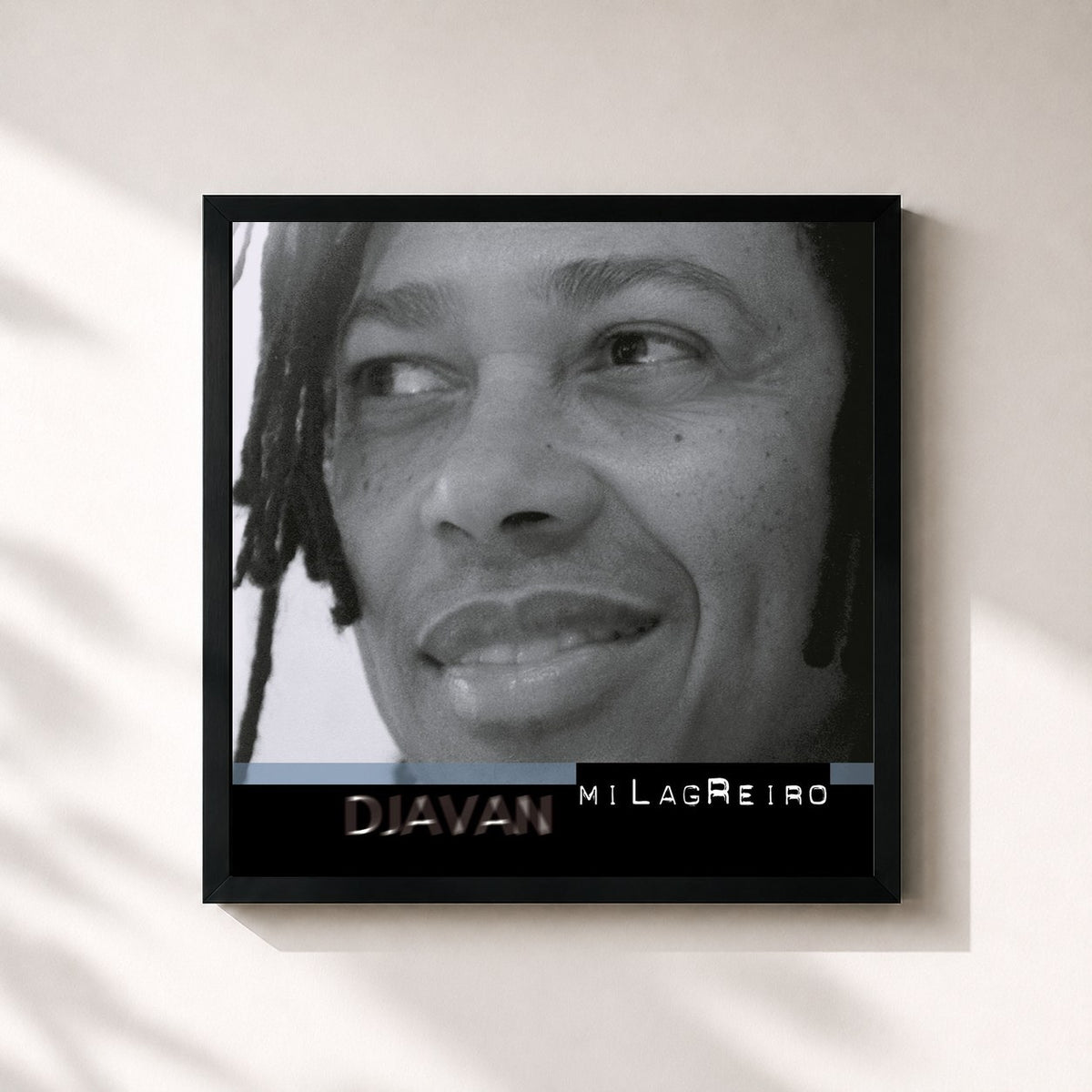 #noir Milagreiro de Djavan en lámina cuadrada enmarcada, marco negro de 32x32 cm