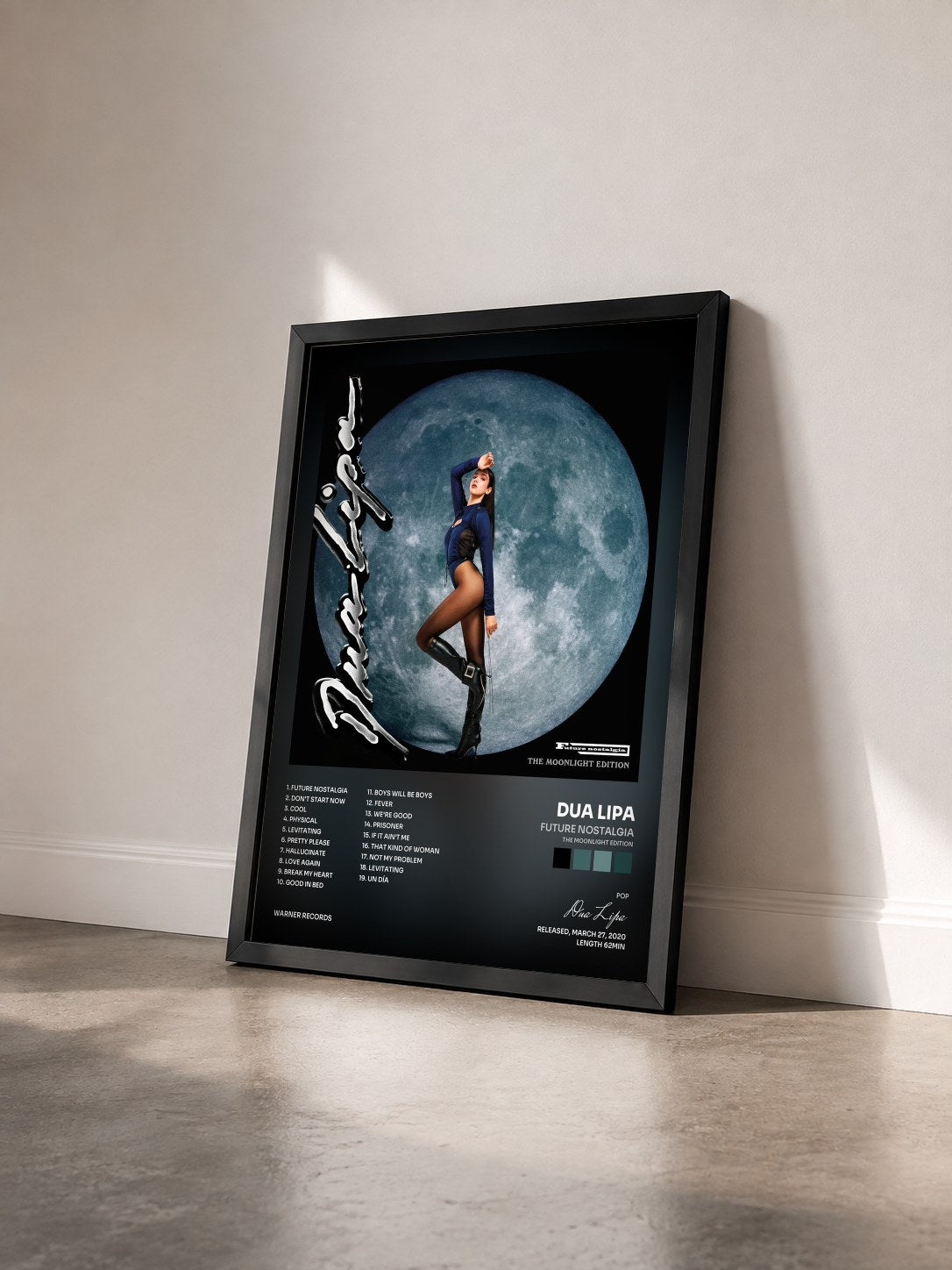 #noir Tableau de l'album Future Nostalgia (The Moonlight Edition) de Dua Lipa vu de trois quarts, cadre noir