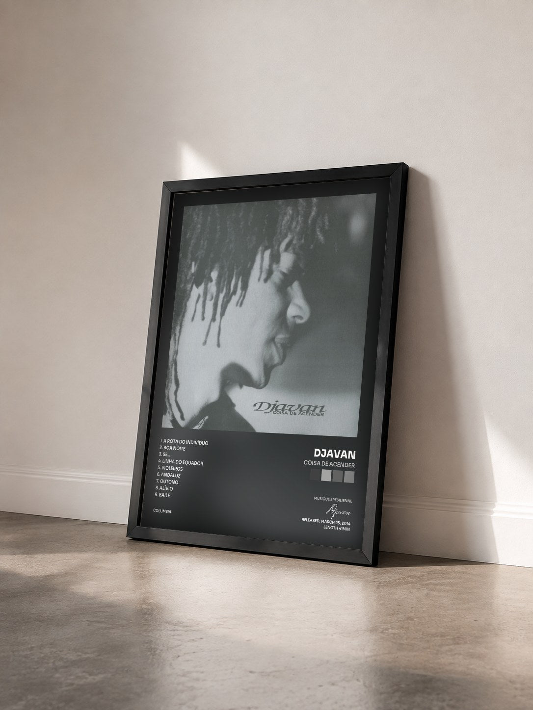 #noir Coisa di Acender de Djavan in stampa incorniciata vista di tre quarti, cornice nera